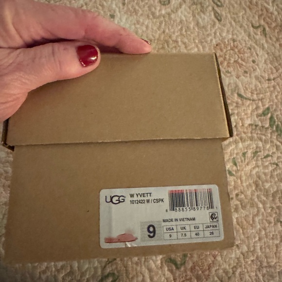 Ugg slippers size 9 - Picture 3 of 8